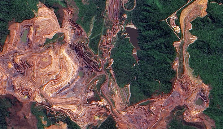 Eisenerztagebau Carajás in Pará, Brasilien, 2009
Die Hochebene von Carajás am Rande des Amazonasbeckens im brasilianischen Bundesstaat Pará gilt als eine der größten bekannten Eisenerzlagerstätten der Welt. 
Die Kehrseite der florierenden Rohstoffgewinnung, mit der die wirtschaftliche Erschließung des tropischen Regenwaldes in dieser Region begann, ist eine weitflächige, irreversible Umweltdegradation.
