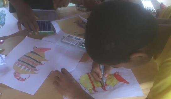 Die Kinder der Fazenda Saúva malen Tierbilder für die Kinder der Grundschule Steinkirchen
