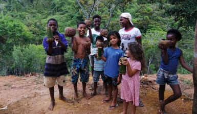 Kinder der Fazenda Saúva mit Pflanz-Töpfchen