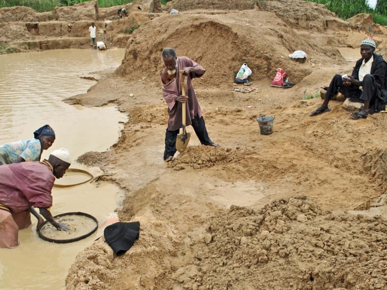 Goldschürfer in einer teilweise mit Wasser gefüllten Kleinmine in der  DR Kongo
