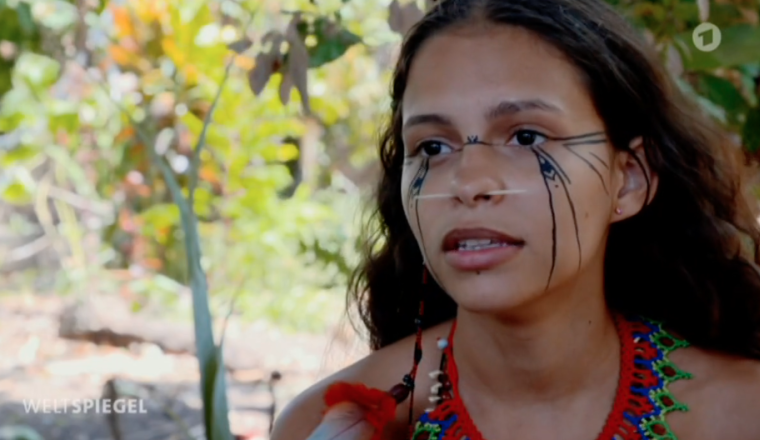 Alice Pataxó ist eine Indigene, mit traditioneller Bemalung und Kostümen tritt sie für die Rechte der Indigenen ein. In den sozialen Netzwerken und auf Demos. Die Farbe für die Gesichtsbemalung wird aus  dem Saft der grünen, unreifen Frucht des Jenipapo-Baumes gewonnen. Die Bemalung hält zwei Wochen