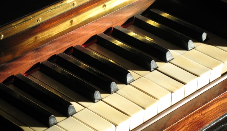 Ausschnitt eines Klaviers mit weißen und schwarzen Tasten