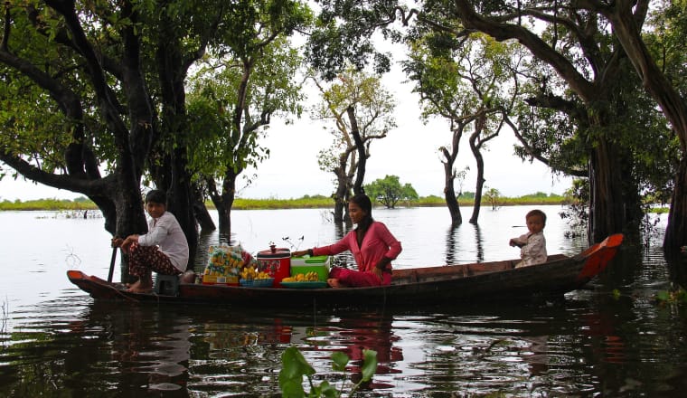 In den Mangrovenwäldern wird alles im Boot transportiert