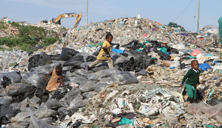 Kinder leben auf und an einem Müllberg in DAndora, Nairobi