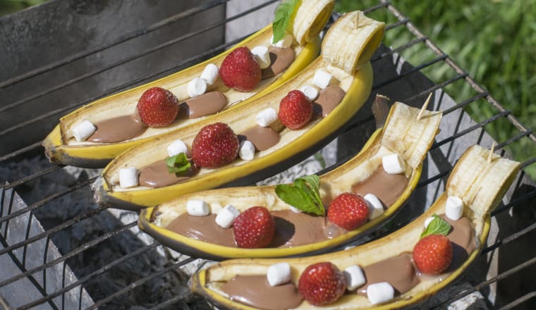 Mit Schokolade gefüllte Bananen auf einem Grill