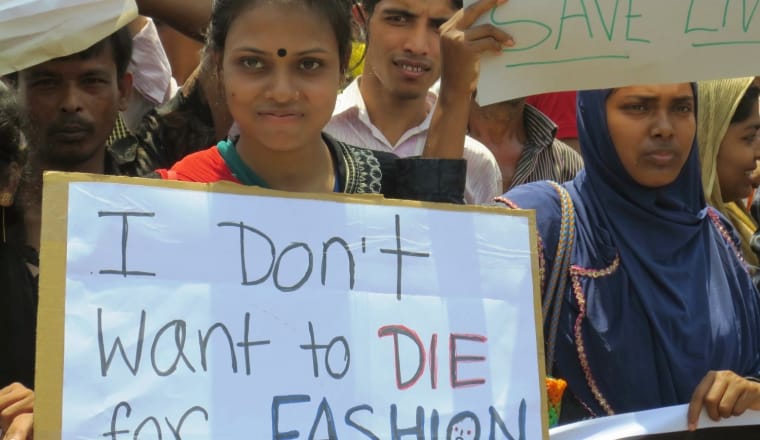 Arbeiter der Textilindustrie demonstrieren für bessere Arbeitsbedingungen und in Gedenken an den Kollaps der Rana Plaza Fabrik in Bangladesh