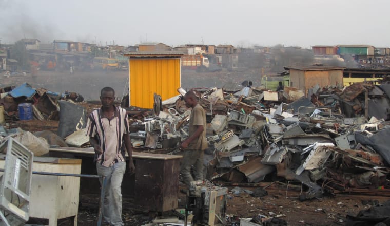  Agbogbloshie, Vorstadt von Accra, Ghana, größte Müllkippe Ghanas.
Ein Teil des Schrotts landet auf
illegalen Müllkippen. Um die wertvollen Metalle herauszulösen, werden die
Geräte manchmal angezündet. Dabei gelangt Gift in die Umwelt.