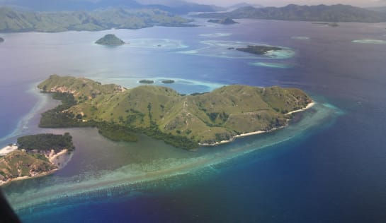 Komodo (Mitte) gehört mit vier weiteren Inseln zum Nationalpark Insel Komodo, Luftbild