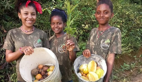 Bunte Ernte: Daniele, Kailane und Raissa mit Regenwald-Früchten