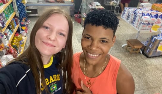 Annalena und Daniel beim Einkaufen Ein Mädchen und ein Junge stehen in einem Supermarkt und lächeln in die Kamera