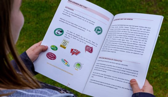 Vier Schülerinnen der Fachoberschule für Agrarwirtschaft, Bio- und Umwelttechnologie der Klasse 12 des Berufkollegs Iserlohn haben ein Kochbuch mit regionalen Rezepten und Tipps entwickelt und veröffentlicht