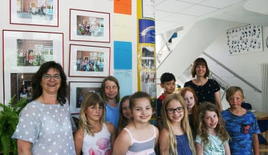 Im Rahmen der großen Schulfeier vor den Ferien nahm Meike Petersen (im Foto rechts), Vorsitzende von Umwelthelden e.V., den symbolischen Spendenscheck entgegen. Im Foto links: Schulleiterin Christiane Kaube. 