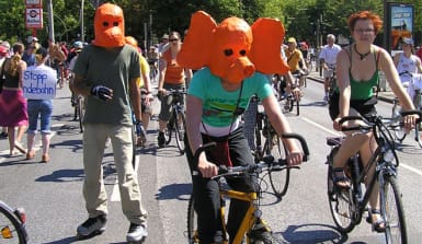 August 2004: Fahrraddemo für den Schutz der Regenwälder.