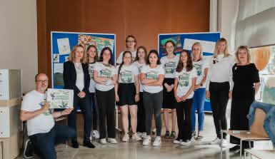 Gruppenfoto mit dem Team von Abenteuer Regenwald, Steffi Lemke und 9 beteilgiten Schülerinnen und Schülern