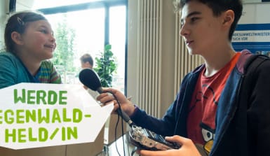 Regenwald-Helden sind mit Spaß aktiv für den Regenwald.