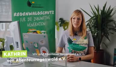 Kathrin von Abenteuer Regenwald erzählt im Video mit tante enso über das Projekt regenwaldfreundliches Frühstück in Grundschulen
