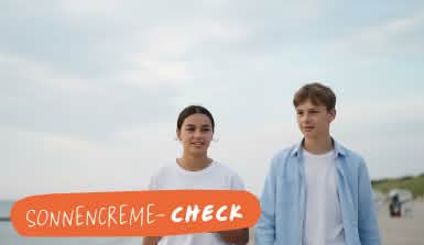 ein jugendliches Mädchen und ein junge spazieren im Sommer am Strand für usneren sonnencreme check ohne regenwald 2026
