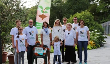 abenteuer-regenwald-jubilaeum-schwarzeluehr-sutter Die Parlamentarische Staatssekretärin im Bundesumweltministerium Rita Schwarzelühr-Sutter mit dem Abenteuer Regenwald Team in Planten und Blomen. Infostand anlässlich des 15-jährigen Jubiläums im Tropenhaus