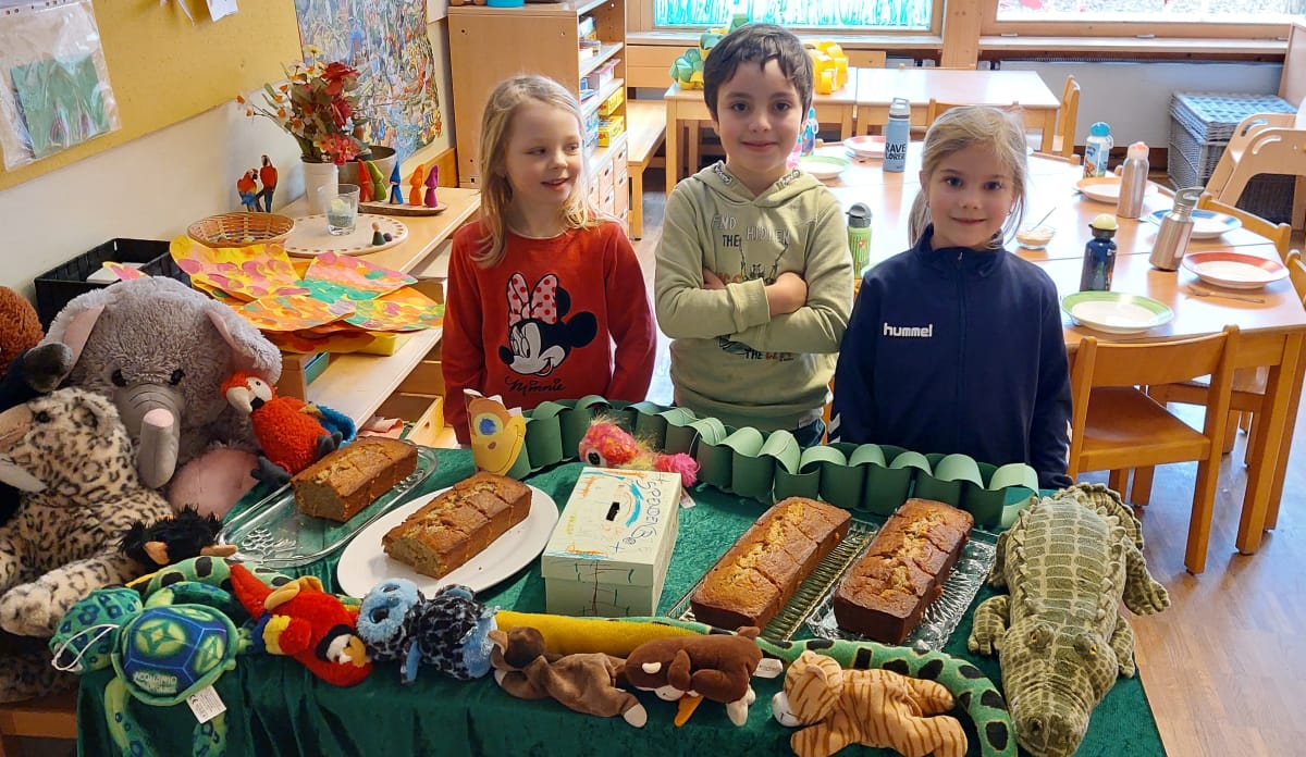 Kinder verkaufen Kuchen