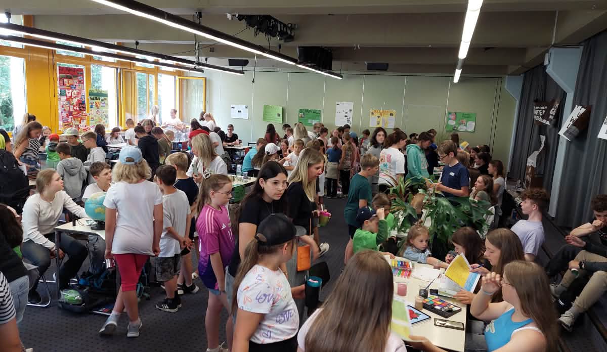 Die "Kleinen" informierten sich an den Info-Ständen der "Großen".