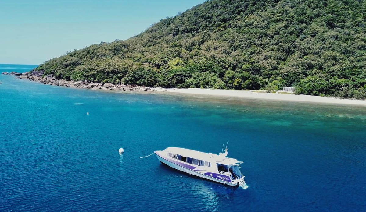 Das Taucher-Schiff vor der Insel Fitzroy Island. In einer der Buchten liegt die Korallen-Schule