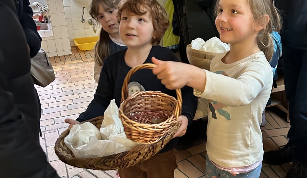 Kinder bieten Popcorn zum Verkauf