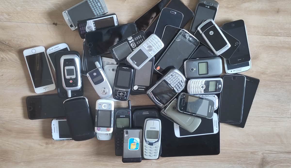 Ein Haufen Smartphones und Tablets
