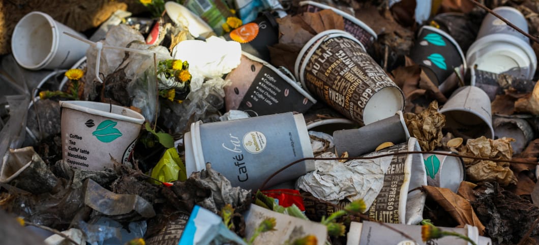Oft vermeidbar: Verpackungsmüll Müll aus Plastik und Kaffeebechern