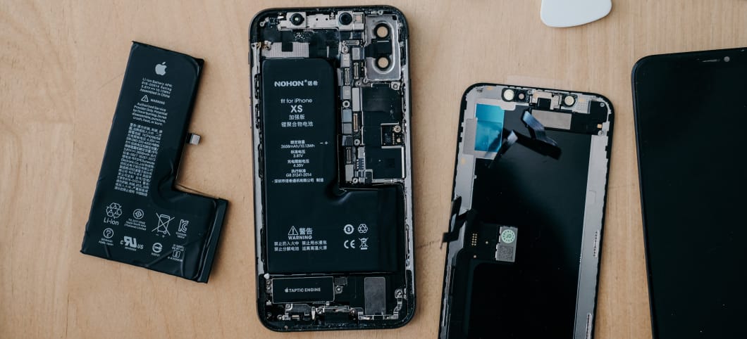 Jede Menge Rohstoffe in alten Handys: Zu wertvoll für die Schublade Ein auseinandergebautes Handy zur Gewinnung der Rohstoffe und Recycling