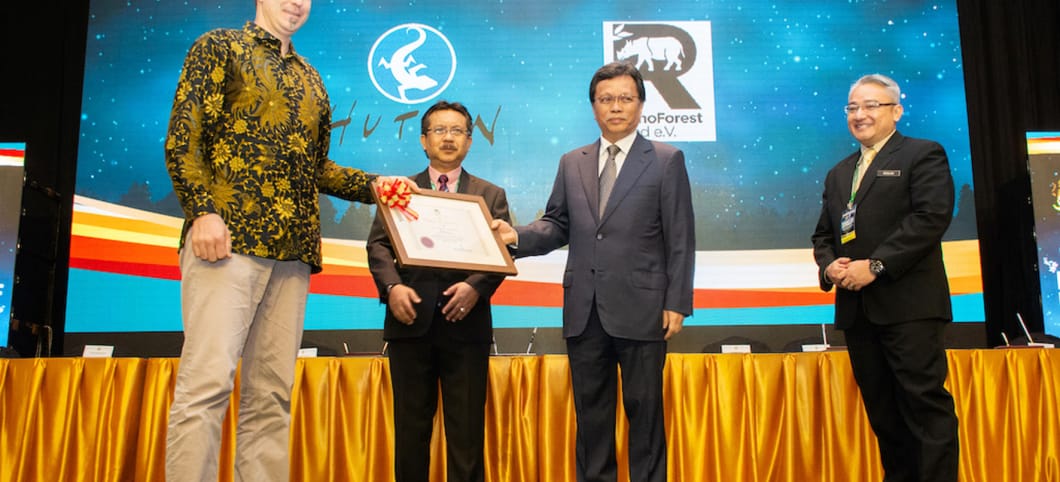 Sabahs Regierungschef überreicht Robert Risch die Urkunde