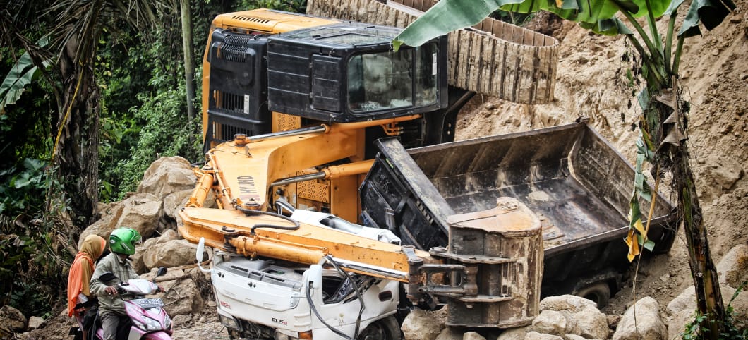 Mit schweren Maschinen wird der Regenwald abgeholzt Schwere Arbeitsmachinen verrotten im Wald