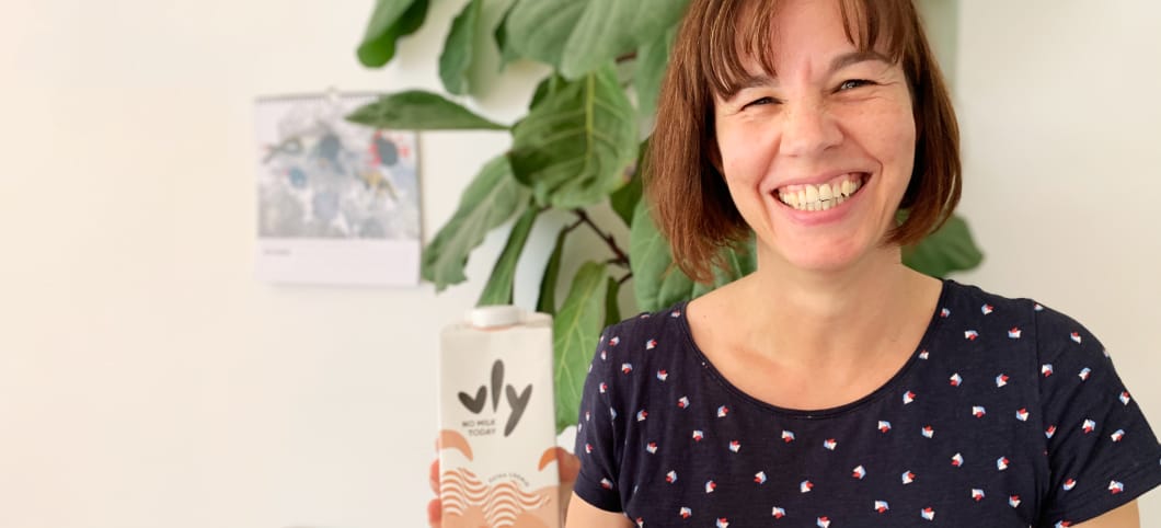 Vorstandsvorsitzende Meike Petersen hält eine vly Erbsenmilch