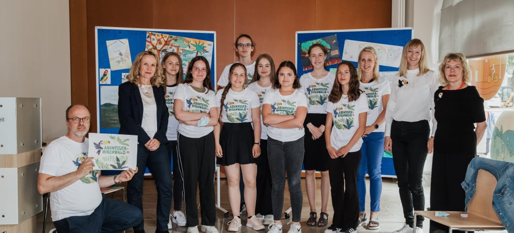 Gruppenfoto mit dem Team von Abenteuer Regenwald, Steffi Lemke und 9 beteilgiten Schülerinnen und Schülern