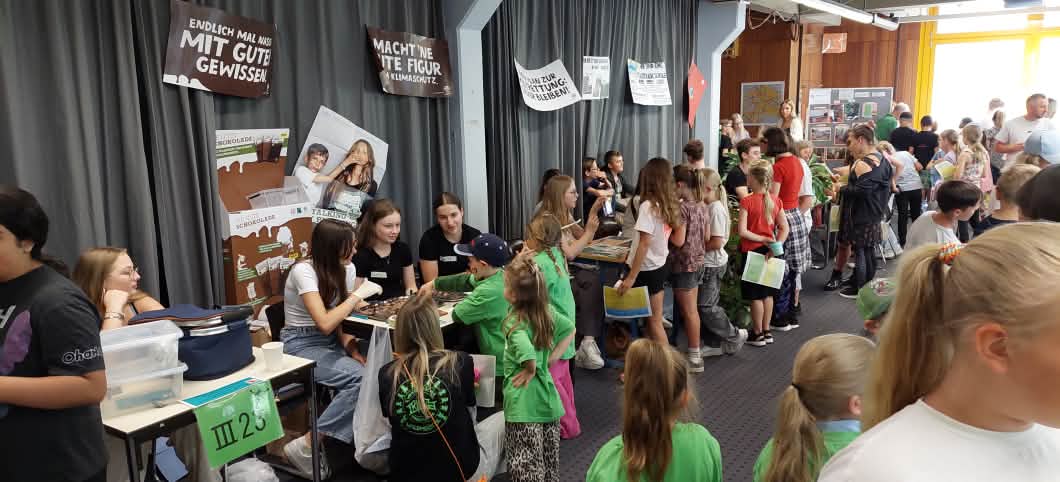 Die Schüler:innen des Wiedtal-Gymnasiums bieten Infos rund um Regenwald- und Klimaschutz für Kita- und Grundschulkinder