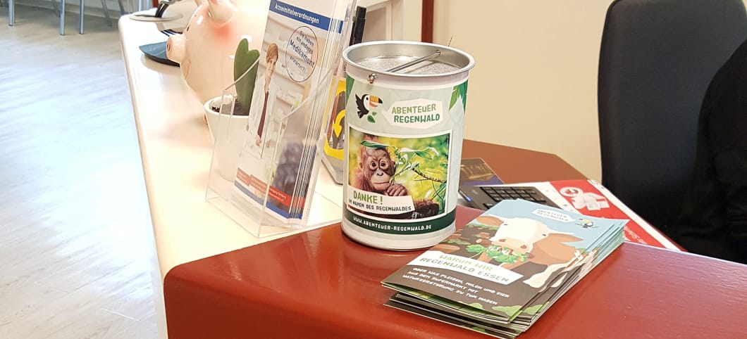 Nicht zu übersehen: die neue Spendendose von Abenteuer Regenwald