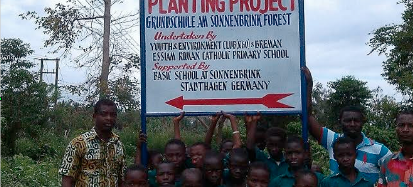 Schild vor der Partnerschule der Grundschule Am Sonnenbrink, Schulwald durch Spenden gepflanzt
