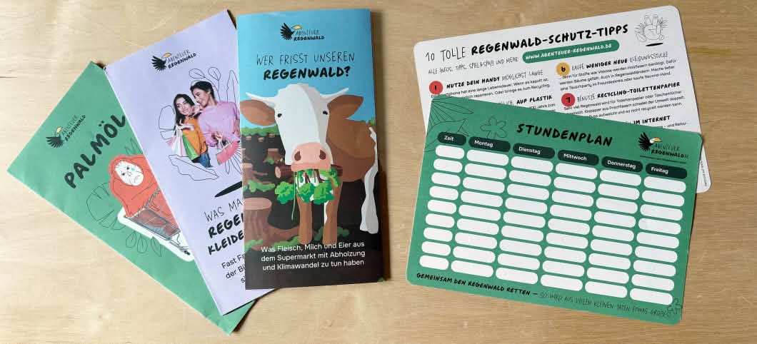 Foto von gedruckten Flyern und Stundenplänen von Abenteuer Regenwald