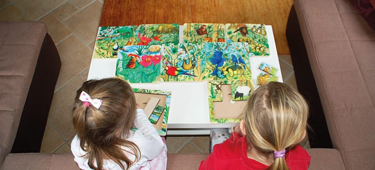 Zwei Kinder puzzeln das Regenwald Puzzle Puzzela
