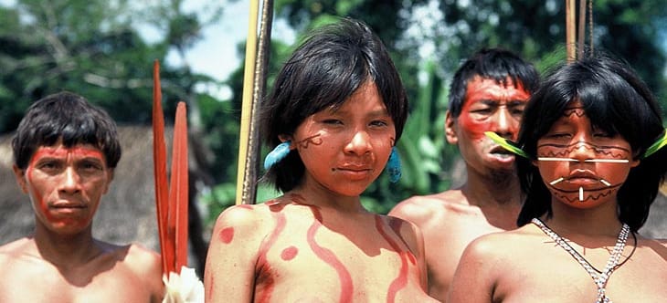Vier junge indigene Yanomami mit bunter Bemalung