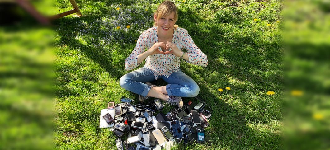 Kathrin von Abenteuer Regenwald freut sich über eure alten Geräte Ein Berg gesammelter Handys für den Gorilla Schutz