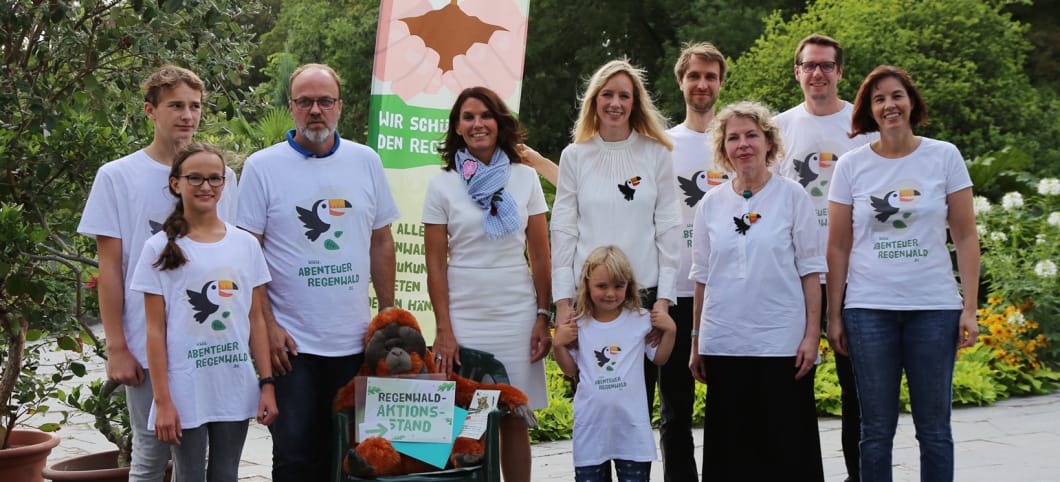 Rita Schwarzelühr-Sutter aus dem Bundesumweltministerium gratuliert Abenteuer Regenwald zum Jubiläum Die Parlamentarische Staatssekretärin im Bundesumweltministerium Rita Schwarzelühr-Sutter mit dem Abenteuer Regenwald Team in Planten und Blomen. Infostand anlässlich des 15-jährigen Jubiläums im Tropenhaus